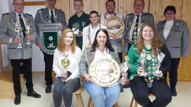 Alle Gewinner von Pokalen und Scheiben mit 1. Schützenmeister Klaus Poppendörfer (links) und Sportleiterin Gabi Katolla (rechts). Alle Gewinner von Pokalen und Scheiben mit 1. Schützenmeister Klaus Poppendörfer (links) und Sportleiterin Gabi Katolla (rechts).