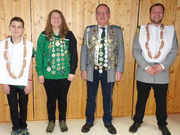 Der/Die neuen Schützenkönige und ihre Vize (v. links) Leon Schneider, Sophie Zeltner, Herbert Haas und Roland Haas. Der/Die neuen Schützenkönige und ihre Vize (v. links) Leon Schneider, Sophie Zeltner, Herbert Haas und Roland Haas.