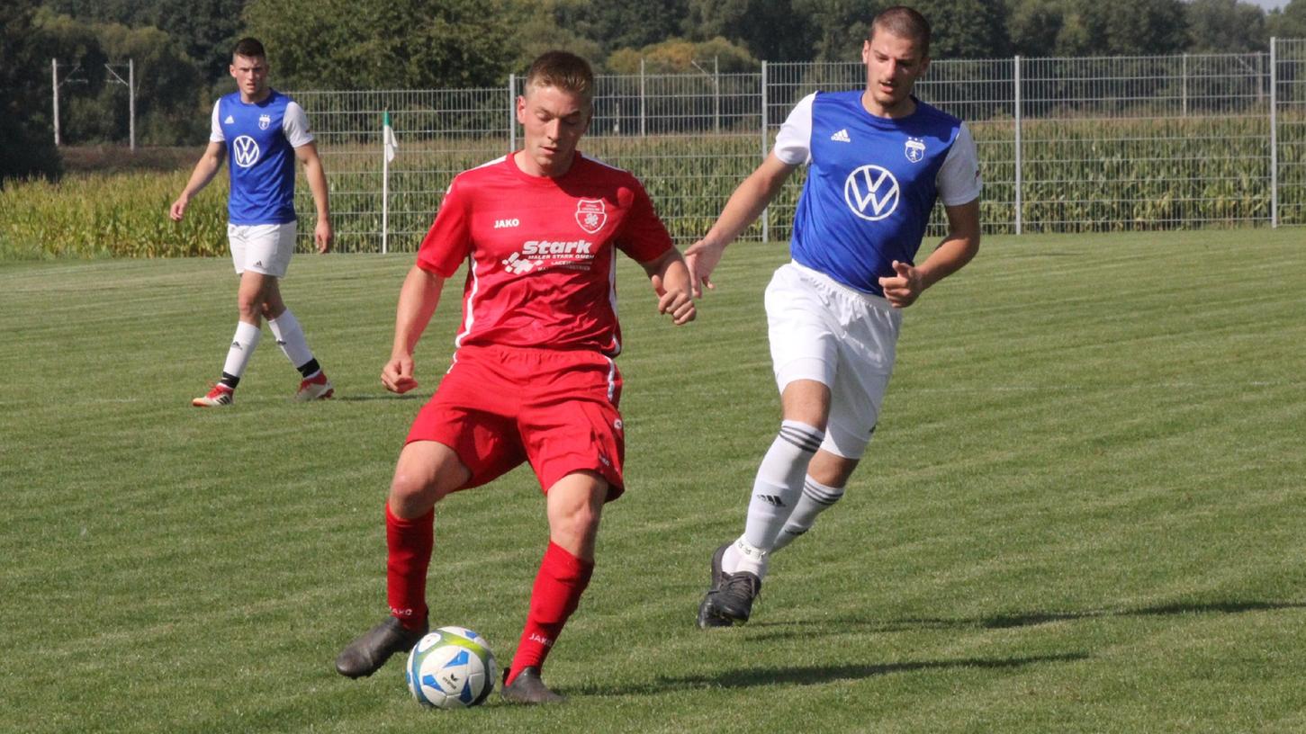 Weiterhin für die Eintracht Kattenhochstatt als Spielertrainer am Ball: Thomas Eckert, 29-jähriger Mittelfeldspieler und C-Schein-Inhaber (hier im Derby gegen den FC Nagelberg).