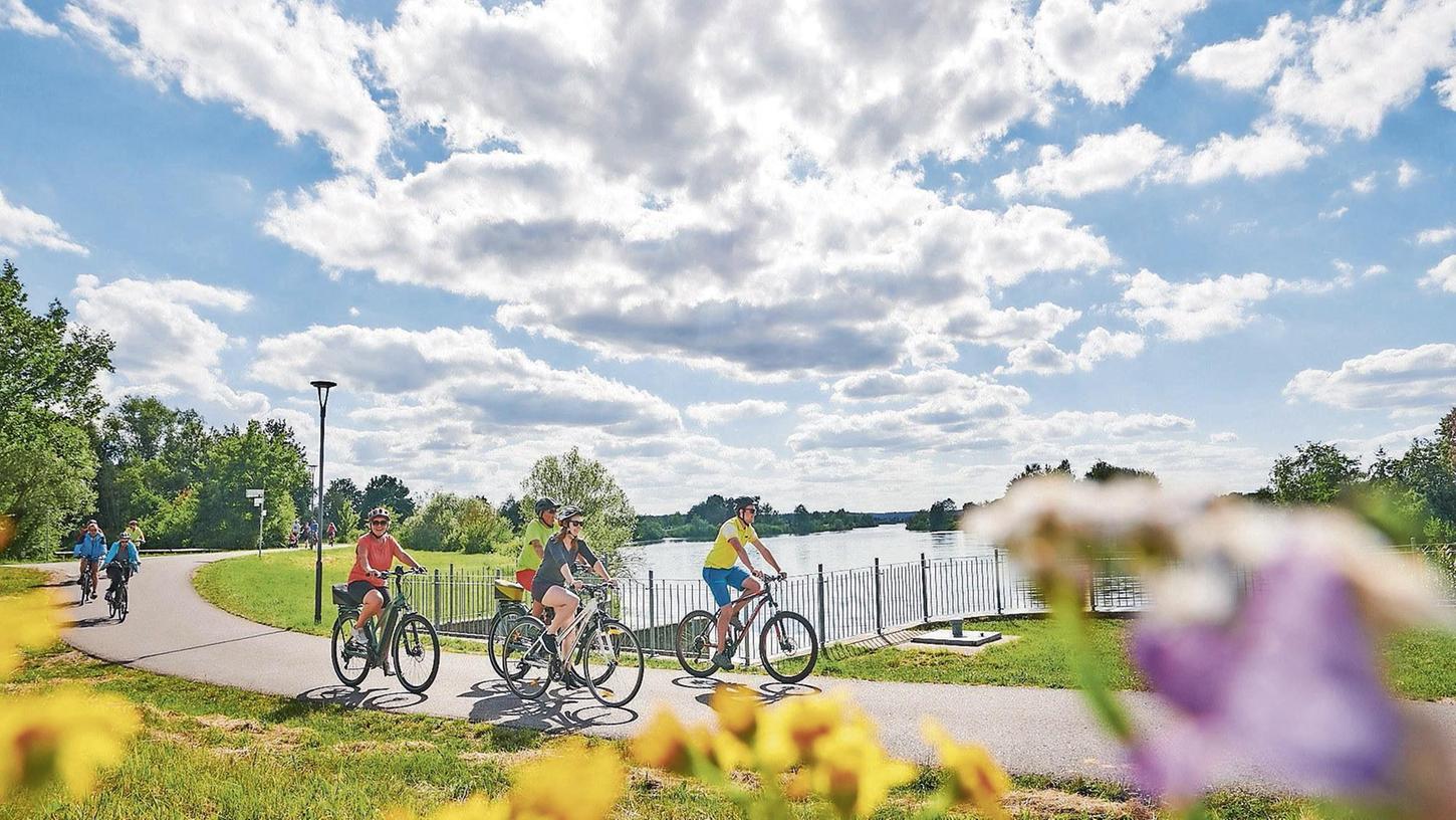 Radfahren wird immer beliebter - nicht nur entlang der Seen. Landrat Manuel Westphal möchte gern Lücken im Netz schließen und will dafür Mittel in den Kreishaushalt für dieses Jahr einstellen lassen. Radfahren wird immer beliebter - nicht nur entlang der Seen. Landrat Manuel Westphal möchte gern Lücken im Netz schließen und will dafür Mittel in den Kreishaushalt für dieses Jahr einstellen lassen.