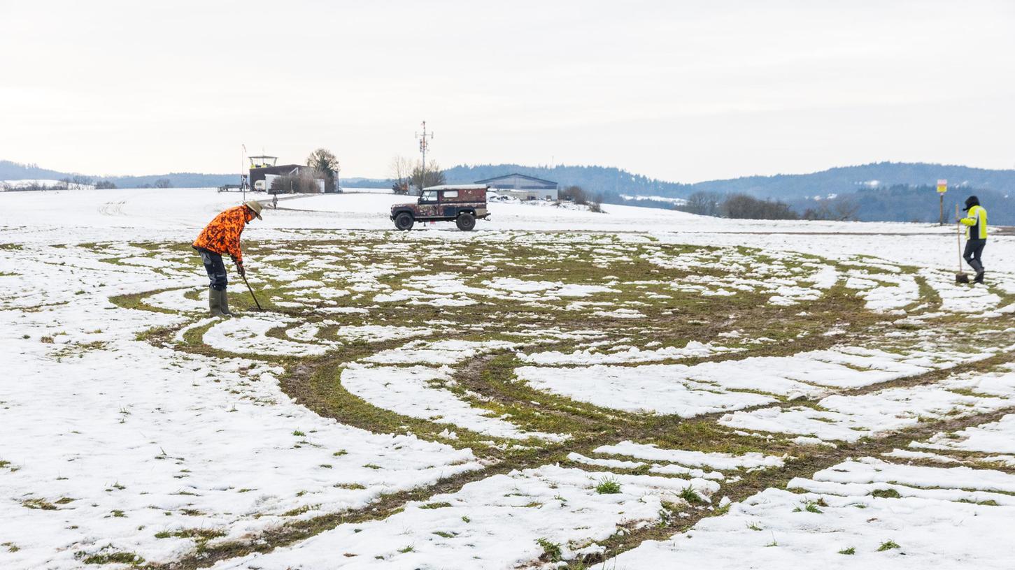 Die Spuren im Schnee: Auf dem Flugplatz Niederfüllbach haben Unbekannte am Wochenende die Start- und Landebahn beschädigt.
