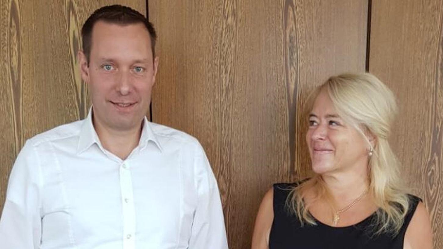 Ein Bild aus besseren Tagen: Bei der Aufnahme dieses Fotos im August 2019 schienen Landrat Armin Kroder und Birgit Ruder noch einen freundlichen Umgang zu pflegen. Heute sieht die Welt ganz anders aus. Ein Bild aus besseren Tagen: Bei der Aufnahme dieses Fotos im August 2019 schienen Landrat Armin Kroder und Birgit Ruder noch einen freundlichen Umgang zu pflegen. Heute sieht die Welt ganz anders aus.