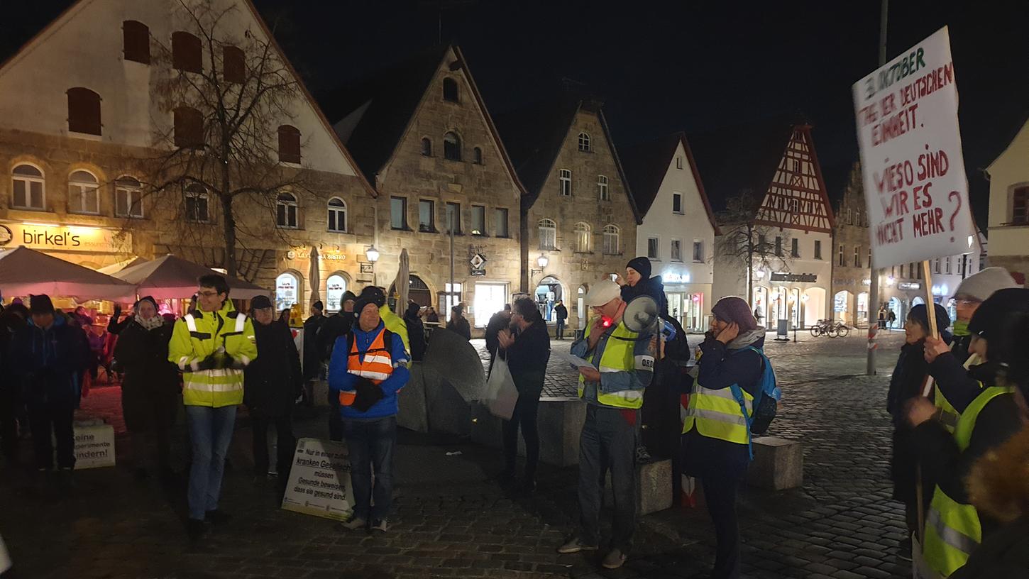 Über 200 Menschen kamen zu der Demo gegen die Corona-Maßnahmen am Mittwochabend in Lauf. Über 200 Menschen kamen zu der Demo gegen die Corona-Maßnahmen am Mittwochabend in Lauf.
