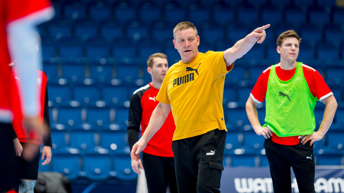 Da hinten ist der Titel: DHB-Coach Alfred Gislason gibt in Bratislava Fingerzeige, Erlangens Christoph Steinert (rechts) schaut interessiert zu. 