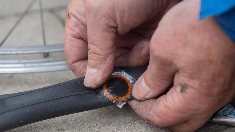 Ein Pflaster für den Schlauch: Die beschädigte Stelle wird mit einem Flicken beklebt. Ein Pflaster für den Schlauch: Die beschädigte Stelle wird mit einem Flicken beklebt.