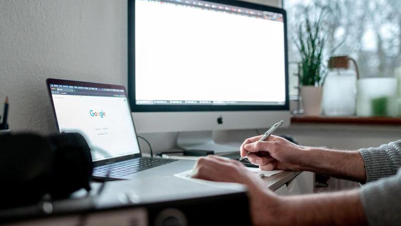Wer vor einer Bewerbung sitzt, kann immer häufiger auf ein Anschreiben verzichten. Wer vor einer Bewerbung sitzt, kann immer häufiger auf ein Anschreiben verzichten.