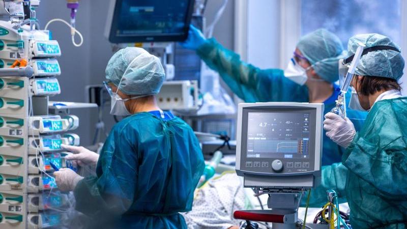 Ärzte und Pflegekräfte betreuen Patienten auf einer Intensivstation