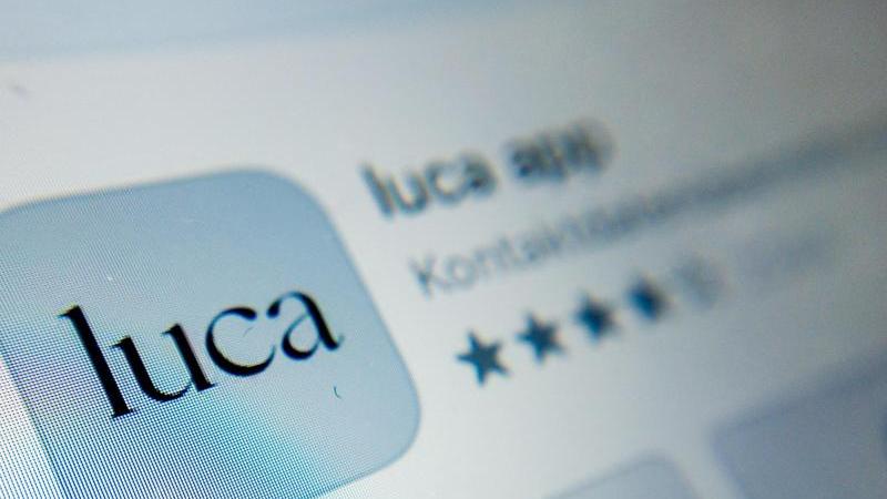 Seit Anfang stand die Luca-App wegen Sicherheitsmängeln bei der Datenverarbeitung in der Kritik. Jetzt kündigen einige Bundesländer die Zusammenarbeit.
Seit Anfang stand die Luca-App wegen Sicherheitsmängeln bei der Datenverarbeitung in der Kritik. Jetzt kündigen einige Bundesländer die Zusammenarbeit.