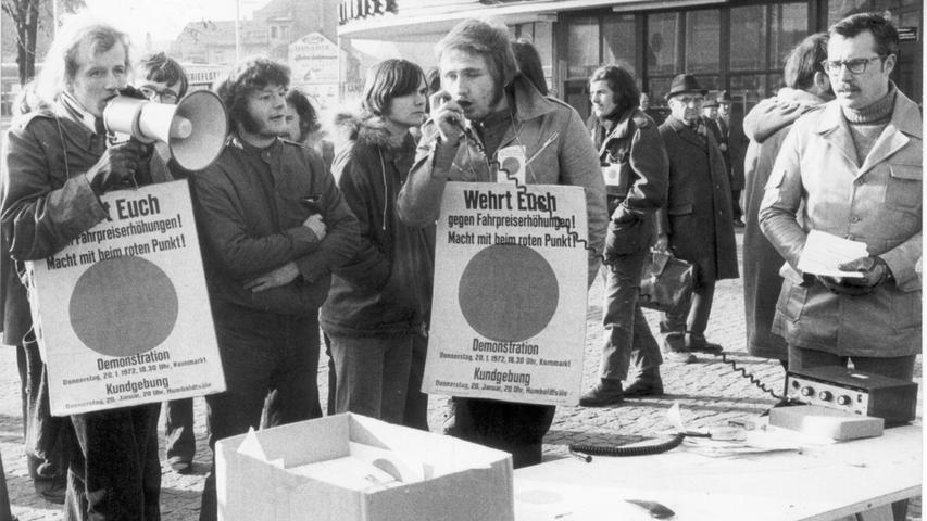 Sanfte Gewalt kennzeichnete die erste Rot-Punkt-Aktion der Bürgerinitiative gegen Fahrpreiserhöhung. Hier geht es zum Kalenderblatt vom 17. Januar 1972: Die Schienen blockiert.