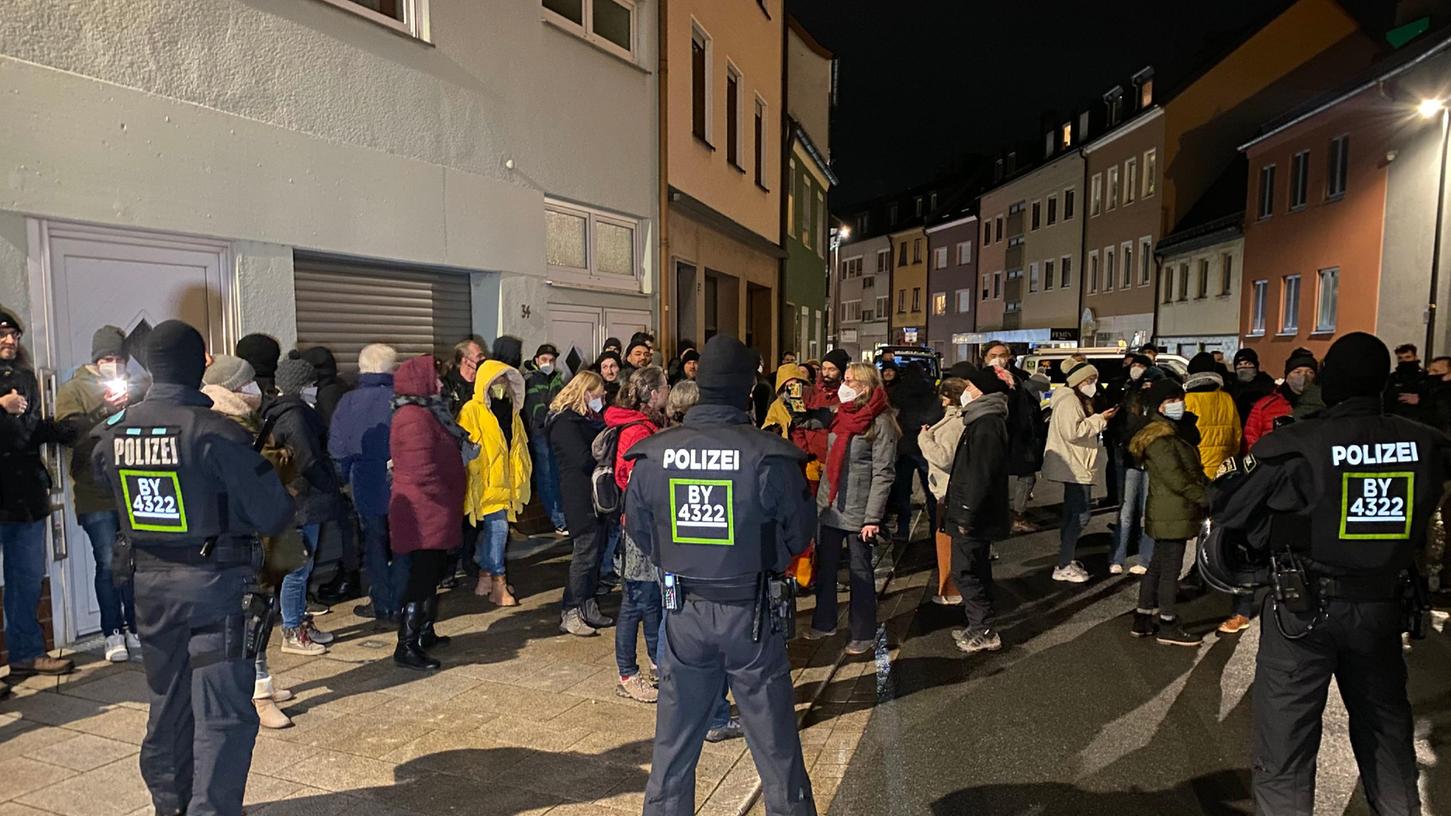 In Schweinfurt kam es bei Corona-Demos immer wieder zu Gewalt gegen die Polizei. In Mittelfranken blieb es bislang vergleichsweise ruhig. 