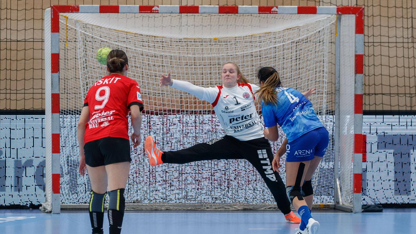 Im Tor des Thüringer HC sammelte Laura Kuske in der laufenden Saison Erfahrungen auf internationalem Niveau, wie der gehaltene Siebenmeter in dieser Szene im Spiel gegen Molde beweist. 