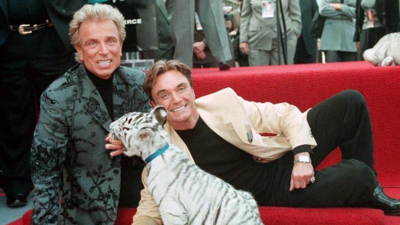 Siegfried Fischbacher (l) und Roy mit einem weißen Tigerbaby.
