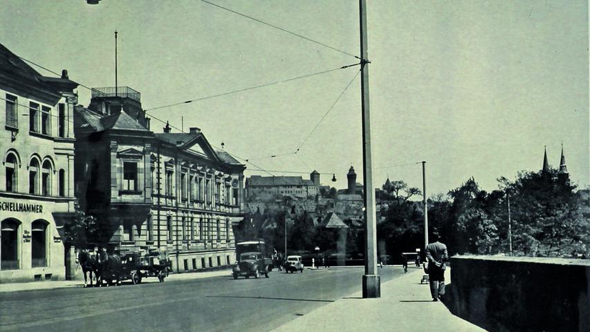1933 zeigt sich dieselbe Stelle als großstädtische Promenade. Längst hat die vornehme Villa Faber (unterhalb der Burg) das Haus der Gonnermanns ersetzt. Auch die übrige Bausubstanz ist mittlerweile fast komplett ausgetauscht.  