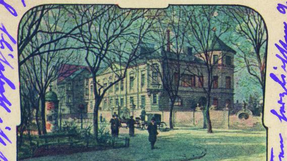 1909 ließ Ernst Faber sein Haus porträtieren und das Bild auf Korrespondenzkarten drucken. Die stimmungsvolle Winteransicht zeigt schon die Anbauten und die Gartenmauer von Emanuel von Seidl.  