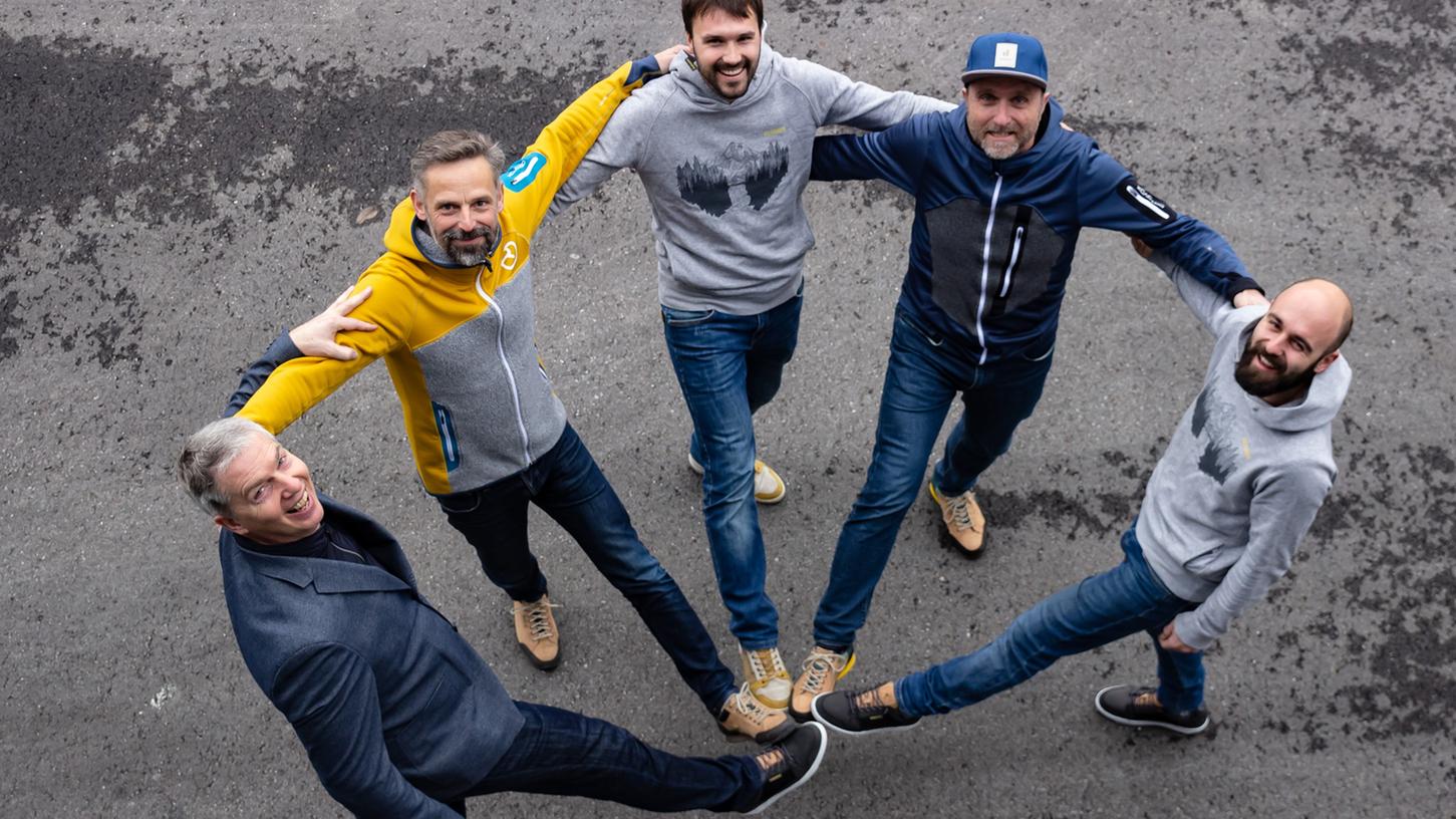 Zeigt her eure Schuhe... Sebastian Schwanhäußer (von links, Firmengruppe Schwan-Stabilo), Christian Schneidermeier (Ortovox), Maximilian Hundhammer (Doghammer), Martin Riebel (Outdoorgruppe Schwan-Stabilo) und Matthias Drexlmaier (Doghammer) freuen sich über die Zusammenarbeit.