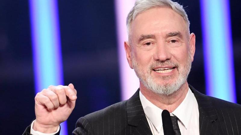 Der Regisseur Roland Emmerich wirft den Mond aus seiner Umlaufbahn. Der Regisseur Roland Emmerich wirft den Mond aus seiner Umlaufbahn.