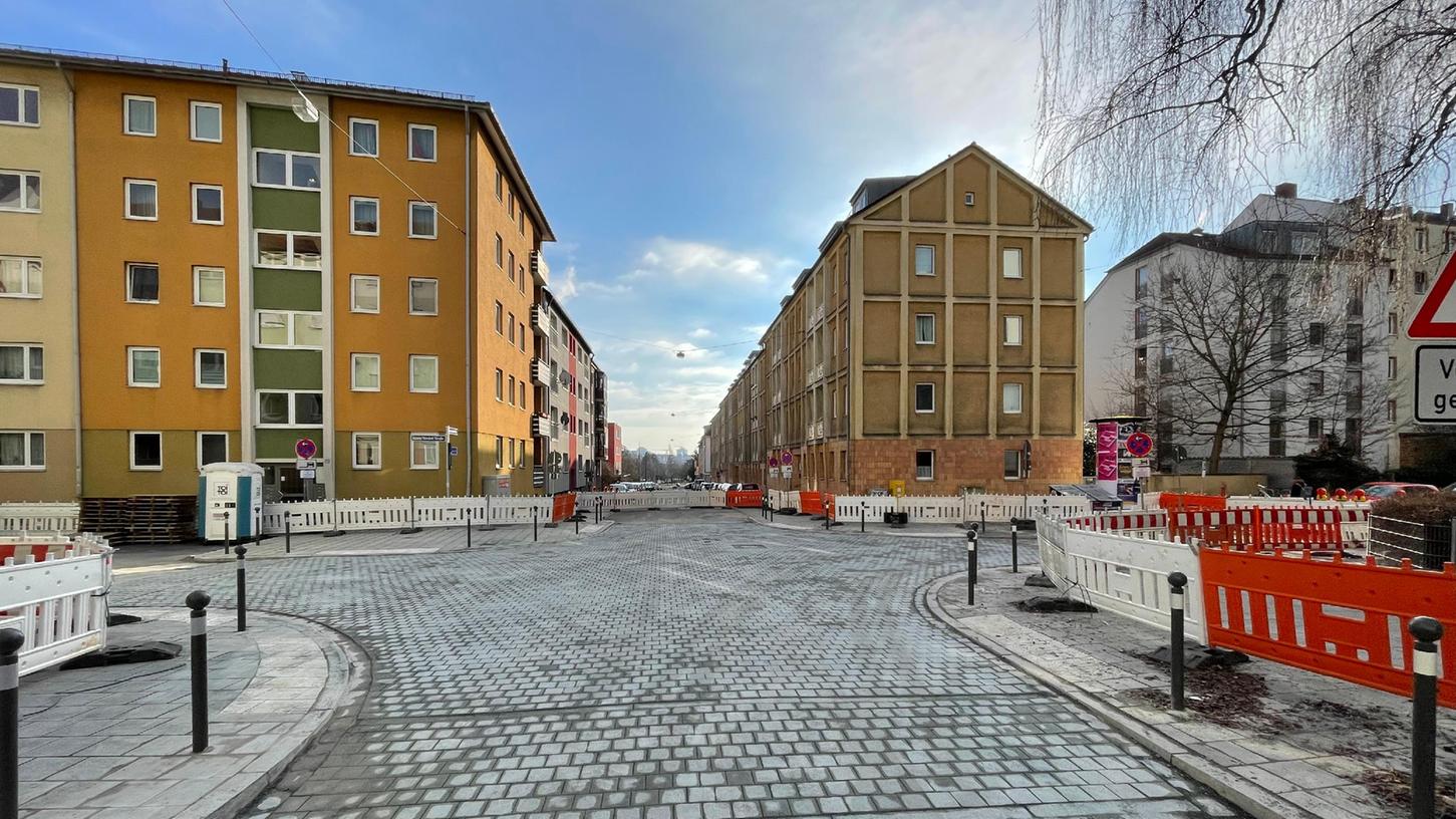 In der Bauvereinstraße hatten es die Anlieger zuletzt wieder recht ruhig: Seit November blieb ihre Kreuzung wegen der Mängelbeseitigung beim neuen Straßenbelag für den Verkehr gesperrt.
