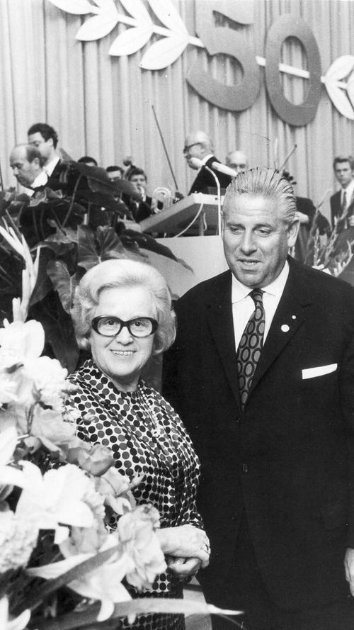 Käthe Strobel wurde 1907 als Käthe Müller in Nürnberg geboren. Die SPD-Frau war nicht nur von 1966 bis 1969 Bundesministerin für Gesundheit, sondern auch Bundesministerin für Jugend, Familie und Gesundheit von 1969 bis 1972.
