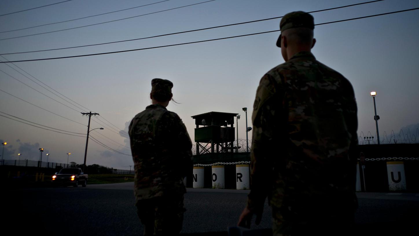 Soldaten stehen Wache vor dem Camp Delta im US-Gefangenenlager Guantanamo Bay auf Kuba.
