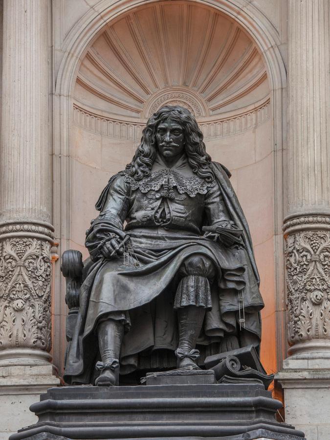 Denkmal des französischen Dichters Molière von Bernard Seure in der Rue Richelieu in Paris.
Denkmal des französischen Dichters Molière von Bernard Seure in der Rue Richelieu in Paris.