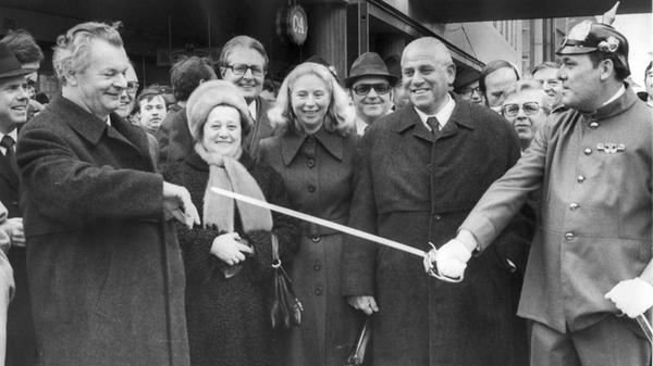 Bei der Eröffnung der U-Bahn auf der Strecke Altstadt zwischen dem Weißen Turm und der Lorenzkirche nach Langwasser am 29. Januar 1978 versammelte sich die Prominenz zum Einweihen. Der Faschingsschutzmann der Buchnesia scherzt mit Wirtschaftsminister Anton Jaumann. Frau Jaumann, Lilo Urschlechter und ihr Mann, OB Andreas Urschlechter blicken belustigt auf die Szene (von links).