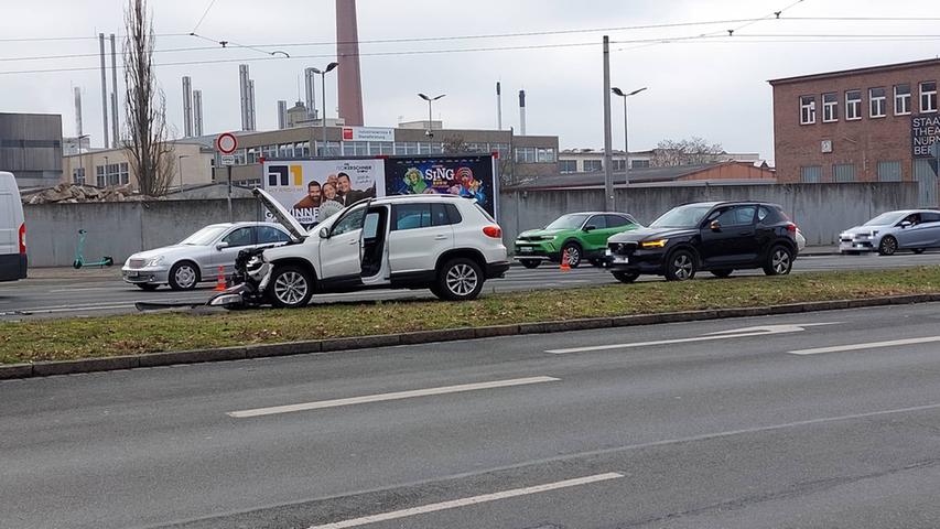 Schwerer Unfall in Nürnberg: Zwei Verletzte - Fahrtausfälle von Bus- und Straßenbahn