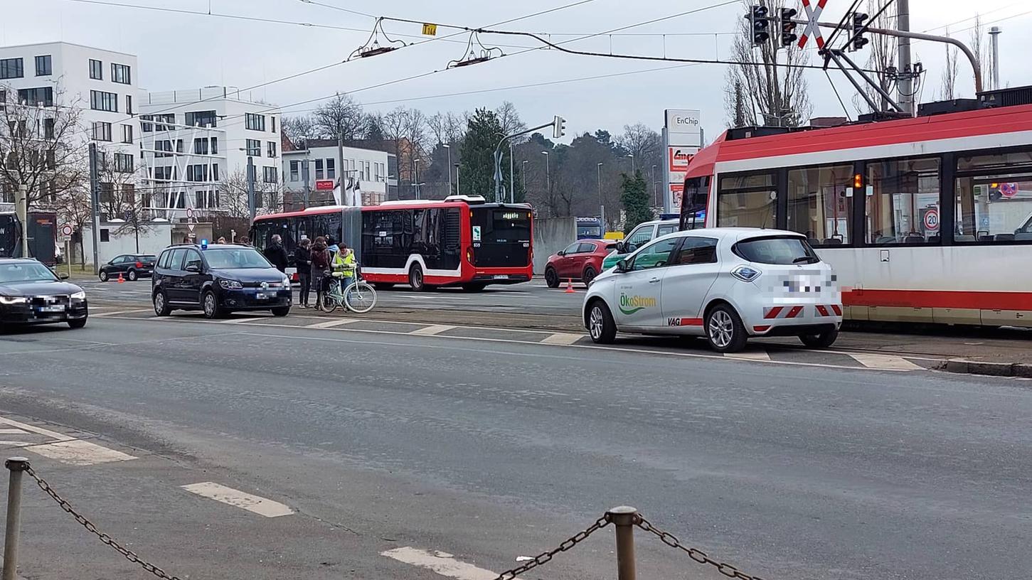 Ein Verkehrsunfall in Nürnberg hat Beeinträchtigungen für Straßenbahn- und Buslinien verursacht.
Ein Verkehrsunfall in Nürnberg hat Beeinträchtigungen für Straßenbahn- und Buslinien verursacht.