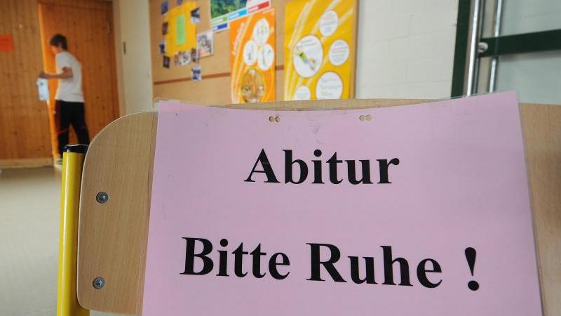 Nach Willen der Kultusministerkonferenz sollen für Schülerinnen und Schüler in diesem Jahr keine Prüfungsnachteile entstehen. Nach Willen der Kultusministerkonferenz sollen für Schülerinnen und Schüler in diesem Jahr keine Prüfungsnachteile entstehen.