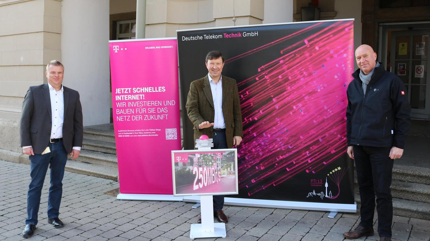 Symbolische Freigabe des nächsten Ausbauschritts: (von links) Markus Winter (Telekom), Jürgen Heckel (Bürgermeister Bad Windsheim) und Andreas Zapf (Telekom). Foto: Bastian Lauer
Symbolische Freigabe des nächsten Ausbauschritts: (von links) Markus Winter (Telekom), Jürgen Heckel (Bürgermeister Bad Windsheim) und Andreas Zapf (Telekom). Foto: Bastian Lauer