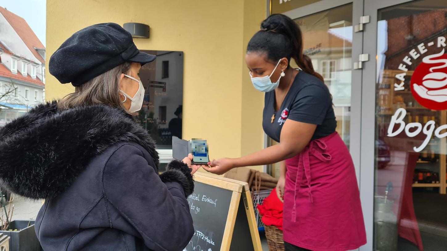 Eine Kundin zeigt vor der Kaffeerösterei Bogatz ihren Impfnachweis vor. Es bleibt auch in Forchheim bei 2G in der Gastronomie.
Eine Kundin zeigt vor der Kaffeerösterei Bogatz ihren Impfnachweis vor. Es bleibt auch in Forchheim bei 2G in der Gastronomie.