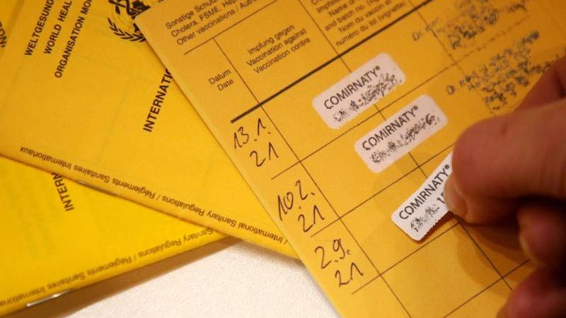 Der dritte Kleber im Impfbuch: Auch 12- bis 17-Jährige sollten auf Empfehlung der Stiko nun eine Booster-Impfung erhalten. Der dritte Kleber im Impfbuch: Auch 12- bis 17-Jährige sollten auf Empfehlung der Stiko nun eine Booster-Impfung erhalten.