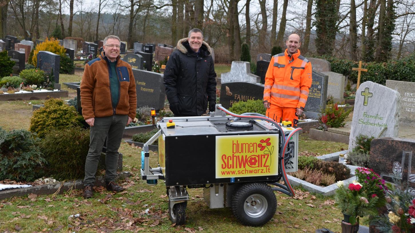 Der Schwabacher Gärtner Heino Schwarz, Bürgermeister Jürgen Spahl und Bauhofleiter Jürgen Jähn freuen sich auf den Einsatz des Gießroboters ab März auf dem Friedhof in Rednitzhembach. "Für uns bedeutet das mehr Service für den Bürger", sagt Jürgen Spahl. Am Schwabacher Waldfriedhof ist zunächst ein Probebetrieb in Vorbereitung.
Der Schwabacher Gärtner Heino Schwarz, Bürgermeister Jürgen Spahl und Bauhofleiter Jürgen Jähn freuen sich auf den Einsatz des Gießroboters ab März auf dem Friedhof in Rednitzhembach. "Für uns bedeutet das mehr Service für den Bürger", sagt Jürgen Spahl. Am Schwabacher Waldfriedhof ist zunächst ein Probebetrieb in Vorbereitung.
