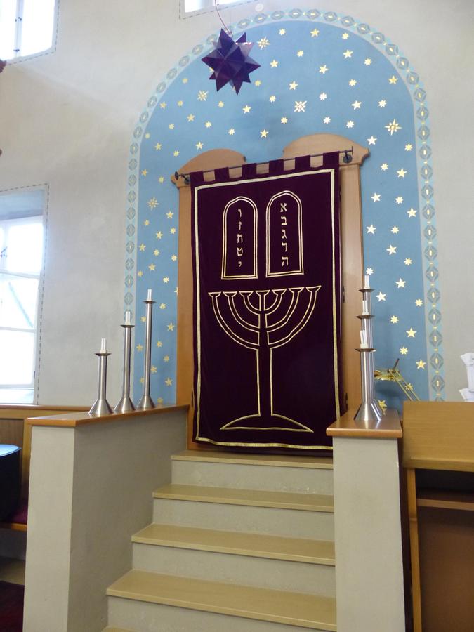 Der augenfälligste Platz in der Synagoge.
Der augenfälligste Platz in der Synagoge.
