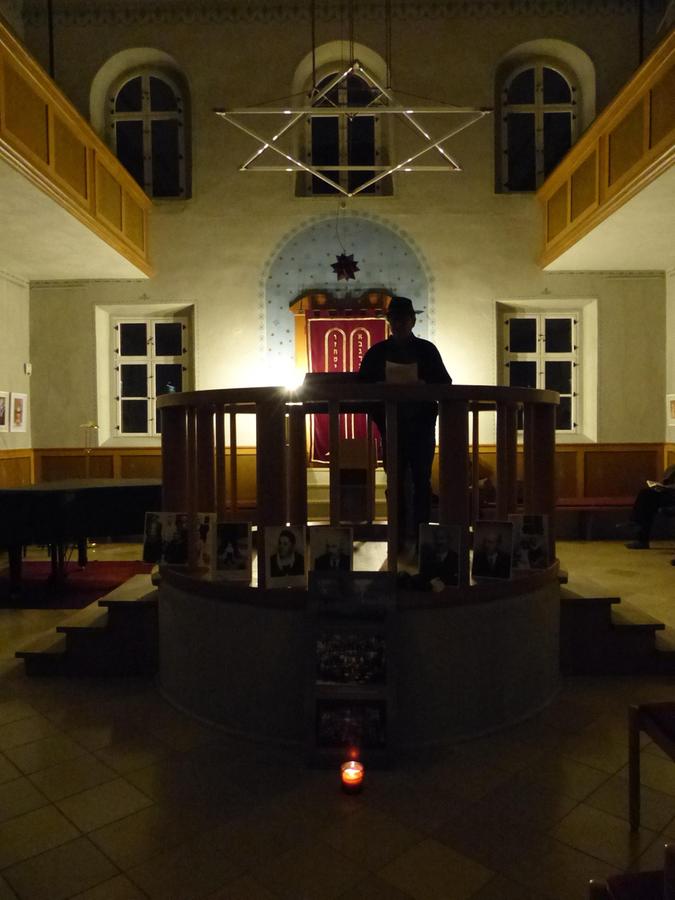 Der Leseplatz, die Bima, beim Gedenkgottesdienst zur Reichspogromnacht.
Der Leseplatz, die Bima, beim Gedenkgottesdienst zur Reichspogromnacht.