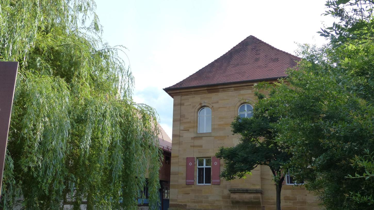 Die Außenansicht der Synagoge Ermreuth von Osten mit der Nische für den Aron haKodesch.  