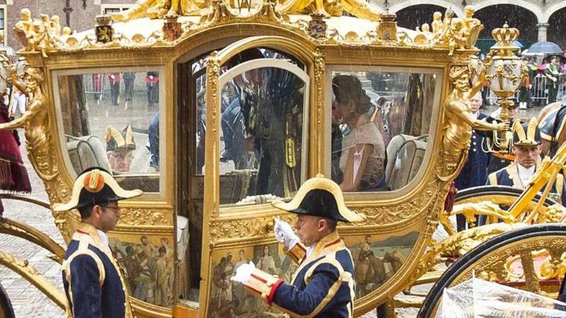 König Willem-Alexander und Königin Máxima kommen in der Goldenen Kutsche bei der traditionellen Parlamentseröffenung an (2015). König Willem-Alexander und Königin Máxima kommen in der Goldenen Kutsche bei der traditionellen Parlamentseröffenung an (2015).