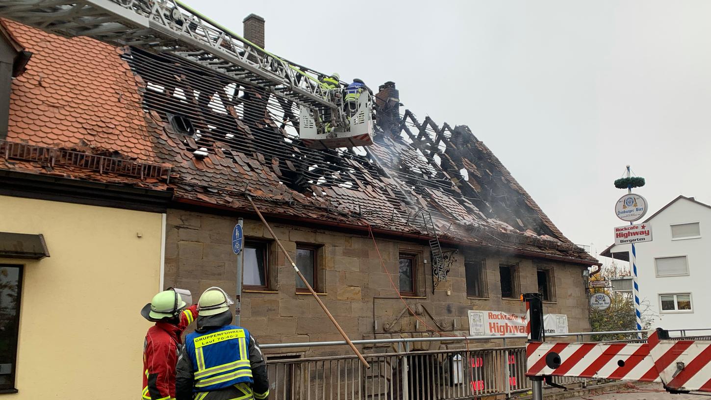 Mindestens 600 000 Euro Schaden entstanden bei dem Brand in der Nürnberger Straße in Lauf, schätzt Kreisbrandrat Norbert Thiel. Ein 46-jähriger Bewohner des historischen Hauses schwebte in akuter Lebensgefahr, die Feuerwehr zog ihn aus einem Fenster. Zwei weitere Bewohner brachten sich selbst in Sicherheit. Mindestens 600 000 Euro Schaden entstanden bei dem Brand in der Nürnberger Straße in Lauf, schätzt Kreisbrandrat Norbert Thiel. Ein 46-jähriger Bewohner des historischen Hauses schwebte in akuter Lebensgefahr, die Feuerwehr zog ihn aus einem Fenster. Zwei weitere Bewohner brachten sich selbst in Sicherheit.