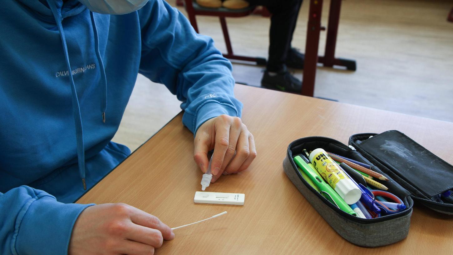 In den Schulen wird wieder regelmäßig getestet. Noch sind die Fallzahlen niedrig.