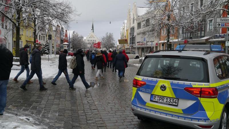Bei den Demonstrationen sind immer auch Polizeibeamte im Einsatz. Zu den Kosten gibt es keine Angaben. Bei den Demonstrationen sind immer auch Polizeibeamte im Einsatz. Zu den Kosten gibt es keine Angaben.