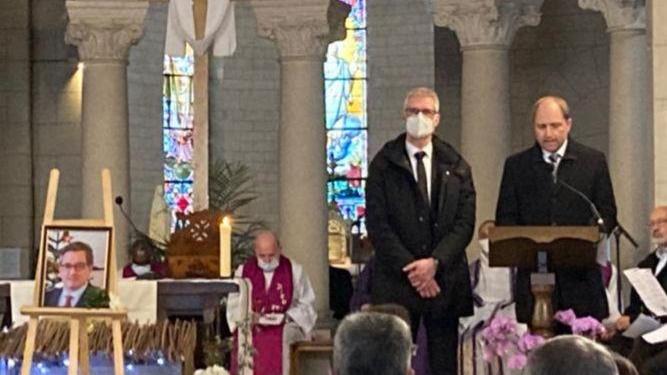 V.l.: Oberbürgermeister Uwe Kirschstein (SPD) und Stadtrat Ulrich Schürr (CSU) bei der Trauerrede in der Kirche Saint Jean Baptiste in Le Perreux.  