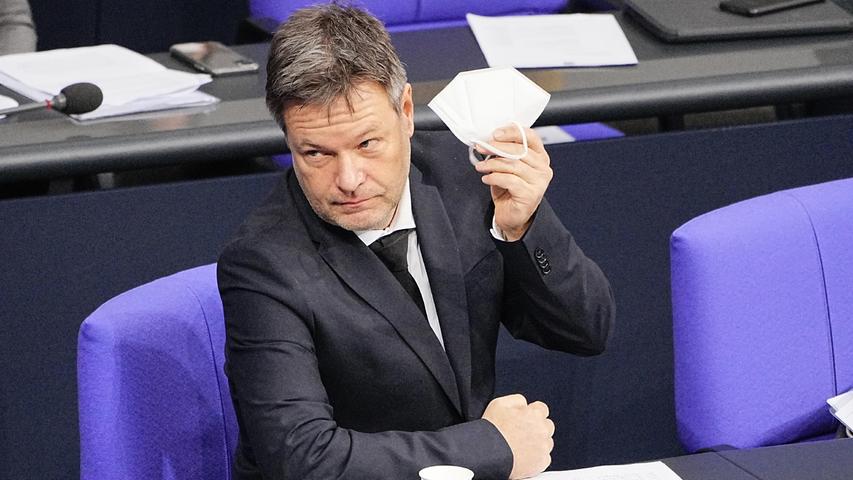 Er ist nun für Wirtschaft - und Klimaschutz (!) - zuständig: Minister Robert Habeck (Grüne).
Er ist nun für Wirtschaft - und Klimaschutz (!) - zuständig: Minister Robert Habeck (Grüne).