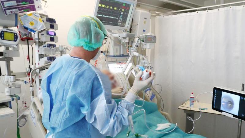 Aktuelle Zahlen ergeben: Fast zwei Drittel der neuaufgenommenen Corona-Patienten auf Intensivstation sind ungeimpft.
Aktuelle Zahlen ergeben: Fast zwei Drittel der neuaufgenommenen Corona-Patienten auf Intensivstation sind ungeimpft.