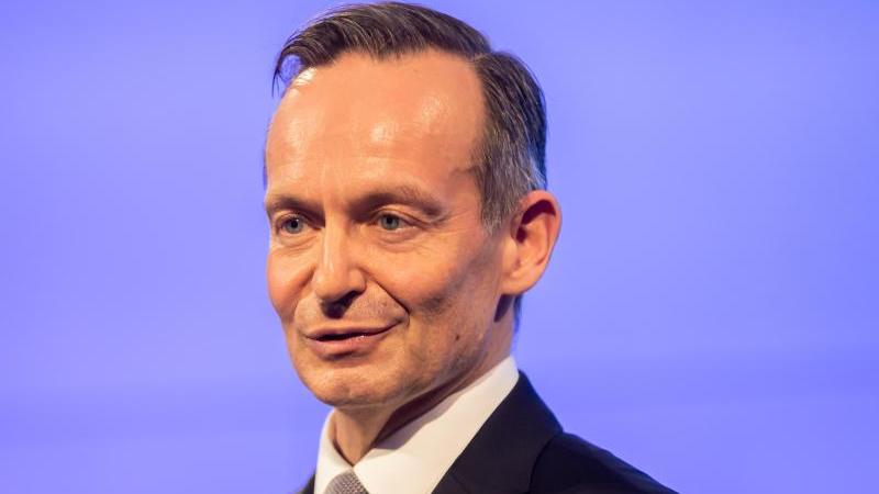 Die Union wirft ihm Wortbruch vor: Verkehrsminister Volker Wissing (FDP) spricht sich überraschend klar für E-Autos aus.
Die Union wirft ihm Wortbruch vor: Verkehrsminister Volker Wissing (FDP) spricht sich überraschend klar für E-Autos aus.