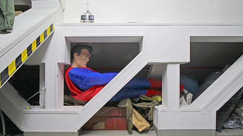 Hier versteckt er sich also: Superman bei einem Nickerchen in einem der Fundusräume, die man in den 1930er Jahren im Westteil des Opernhauses unter dem Dach geschaffen hat.