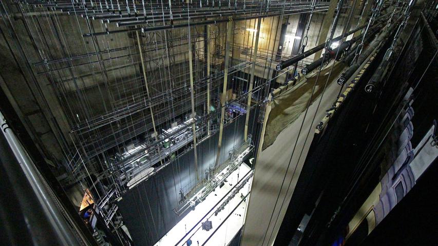 Diese Aufnahme mit den stürzenden Linien offenbart die massive Konstruktion und schwindelerregende Höhe des Bühnenhauses mit seinen Brücken, Prospektzügen und Traversen.