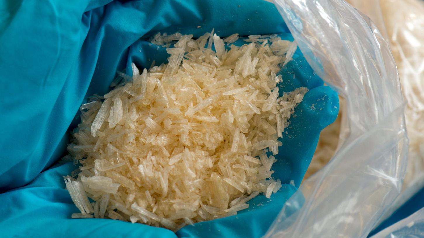 Unser Symbolfoto zeigt die besonders gefährliche Droge Crystal Meth bei einer Präsentation durch die Polizei in Sachsen vor einigen Jahren.
Unser Symbolfoto zeigt die besonders gefährliche Droge Crystal Meth bei einer Präsentation durch die Polizei in Sachsen vor einigen Jahren.