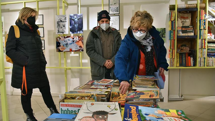 Wühlen in den Comic-Schätzen: Die Vereinsmitglieder Lisa Neun, Michael Jordan und Martina Dorsch (von links).
Wühlen in den Comic-Schätzen: Die Vereinsmitglieder Lisa Neun, Michael Jordan und Martina Dorsch (von links).
