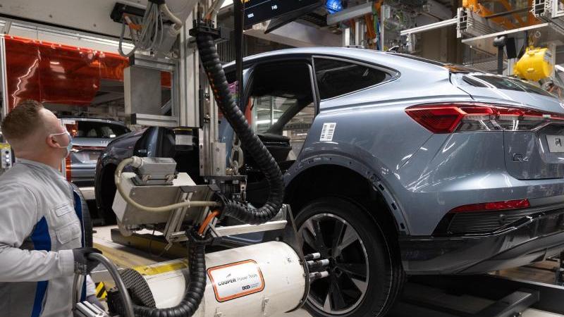 In einer Studie stellt der Branchenexperte Stefan Bratzel fest: Deutsche Autobauer sind bei Innovationen weiter weltweit führend. In einer Studie stellt der Branchenexperte Stefan Bratzel fest: Deutsche Autobauer sind bei Innovationen weiter weltweit führend.