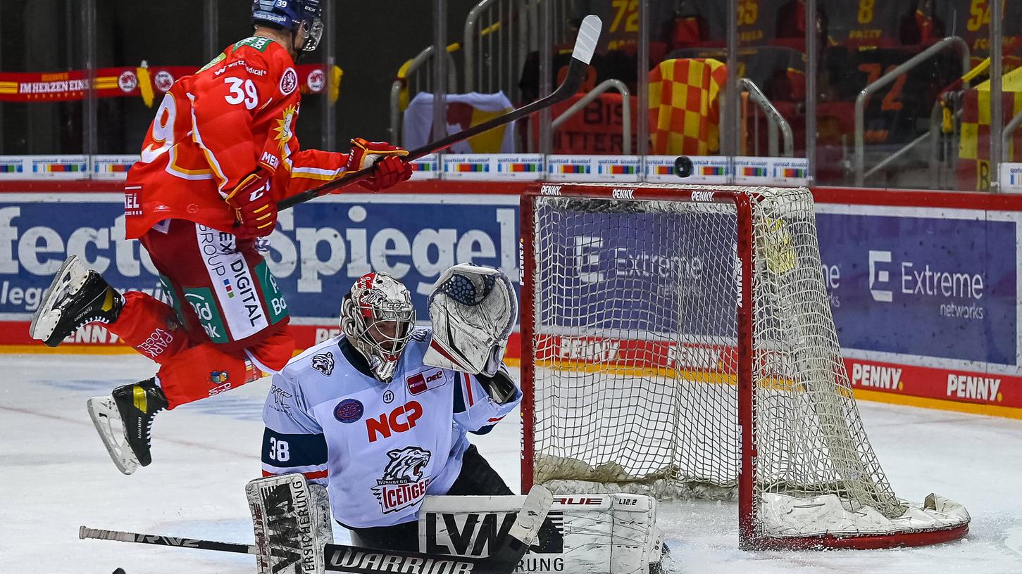 Voll Einsatz: Victor Svensson (links) und Alex Dubeau. Voll Einsatz: Victor Svensson (links) und Alex Dubeau.