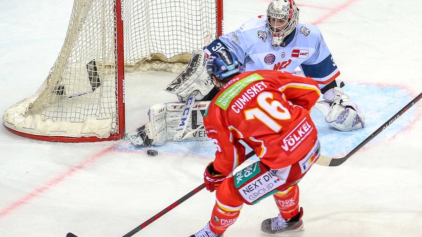 Das 2:1? Nein, noch nicht. Alex Dubeau stoppt Kyle Cumiskey spektakulär.